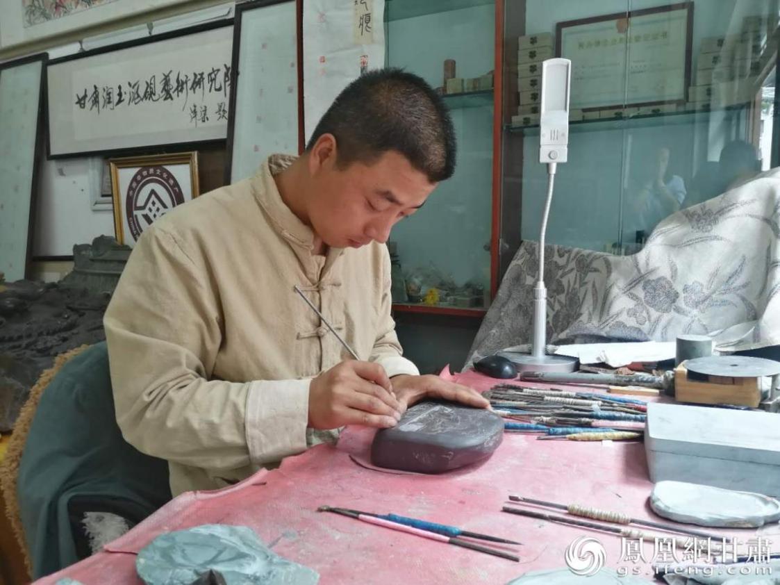 洮硯制作技藝第六代傳人、國家藝術(shù)基金資助青年藝術(shù)家、正高級洮硯雕刻藝術(shù)師李江平十年如一日專注于洮硯制作 圖源自網(wǎng)絡(luò)