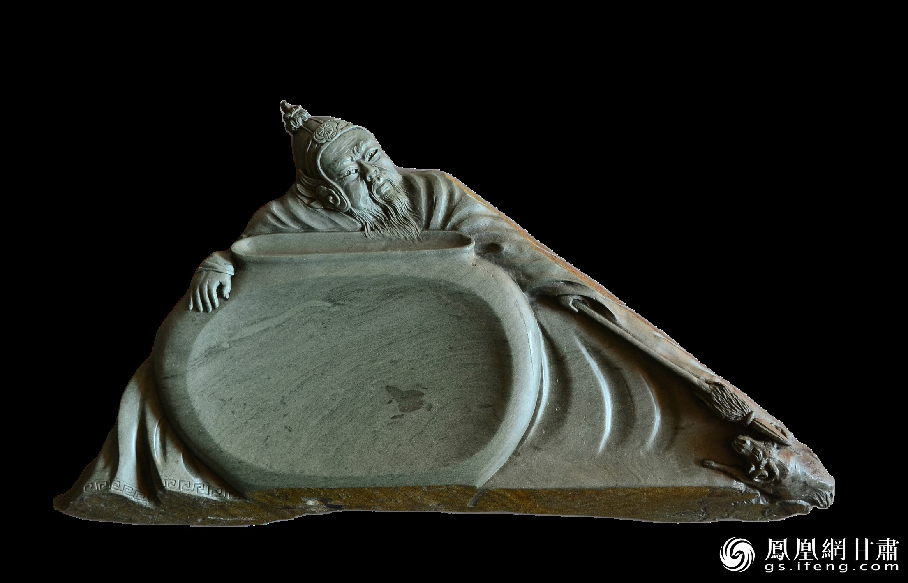 《醉臥沙場君莫笑》硯使王翰《涼州詞》中“醉臥沙場君莫笑，古來征戰(zhàn)幾人回？”的意境躍然硯臺之上。資料圖