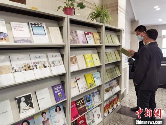 圖為國網(wǎng)甘肅電力黨校的職工書架?！⌒煅?攝