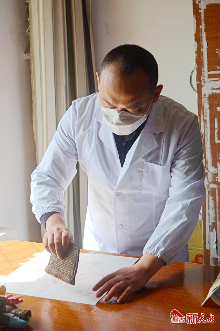 朽爛歷史檔案如何獲新生？看修復(fù)師“妙手回春”