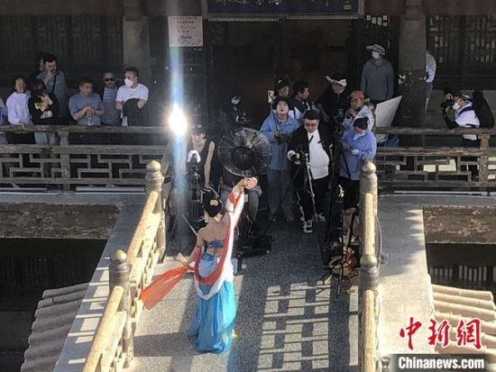 圖為5月以來(lái)，“奧大粒”直播現(xiàn)場(chǎng)引游客圍觀。　敦煌市委宣傳部供圖