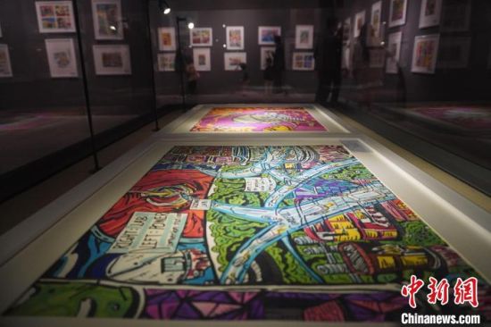 市民參觀少兒美術(shù)展覽。