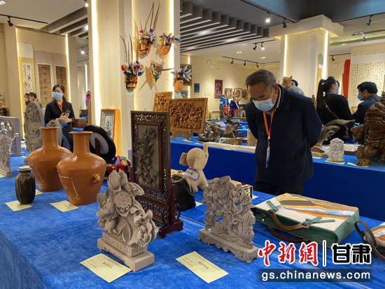 來自全省的近800件作品進(jìn)入專家評審環(huán)節(jié)，作品涵蓋雕塑雕刻、漆器、工藝花畫等多個類別。徐雪 攝
