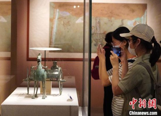 圖為參觀者參觀“大道攸歸：五涼文化展”展陳文物?！【琶赖┰?攝