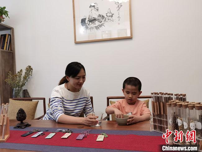 圖為魯雯為小學(xué)員授課和培訓(xùn)。　馮志軍 攝