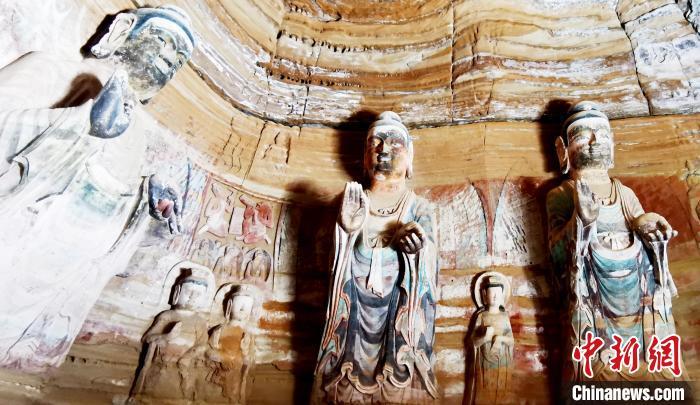 北石窟寺窟內造像因受水顯得斑駁?！“瑧c龍 攝