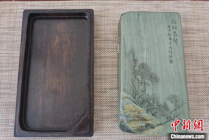 圖為甘肅甘南州洮硯藝人為提升洮硯文化內涵，制作“一盒一拓”成品展示。(資料圖) 張婧 攝