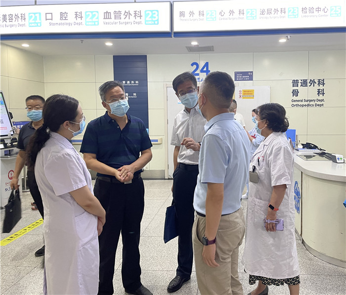 7月12日，甘肅省紀(jì)委監(jiān)委派駐省衛(wèi)健委紀(jì)檢監(jiān)察組紀(jì)檢監(jiān)察干部在蘭大二院門診開展疫情防控監(jiān)督檢查。魏雪 攝.jpg