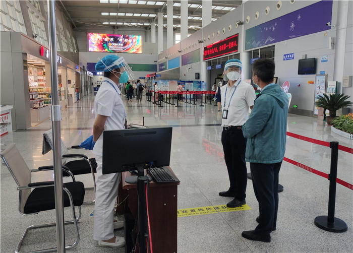 7月15日，金昌市金川區(qū)紀(jì)委監(jiān)委駐區(qū)委政法委紀(jì)檢監(jiān)察組在金昌機(jī)場監(jiān)督檢查疫情防控措施落實(shí)情況。王曉梅攝.jpg
