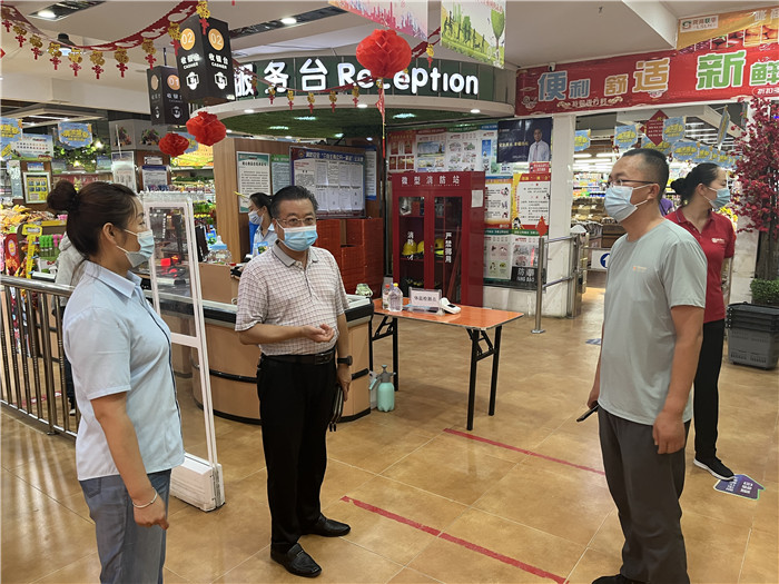 7月15日，酒泉市玉門市疫情防控督查組在隴商聯(lián)華超市監(jiān)督檢查疫情防控措施落實(shí)情況。 .jpg