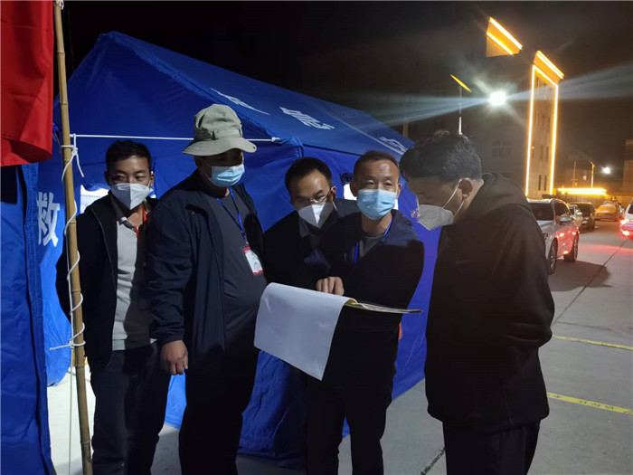 7月19日，甘南州瑪曲縣紀(jì)委監(jiān)委督查組在德吉小區(qū)卡點(diǎn)督導(dǎo)疫情防控工作。仲海濤 攝.jpg