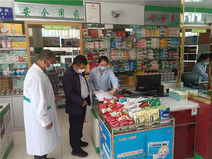 甘南州合作市紀(jì)委監(jiān)委第一督查組在合作市世紀(jì)大藥房進(jìn)行督查檢查。.jpg