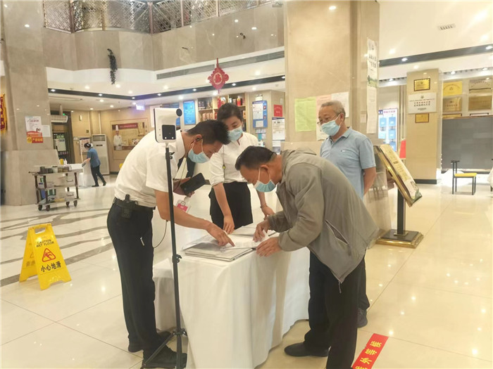 金昌市金川區(qū)紀(jì)委監(jiān)委駐區(qū)人大機(jī)關(guān)紀(jì)檢監(jiān)察組在花城錦都大酒店監(jiān)督檢查疫情防控工作。王文海 攝 .jpg