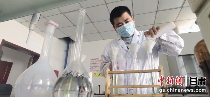 圖為甘肅科技集團化工研究院有限責(zé)任公司工作人員正在做實驗。魏建軍 攝