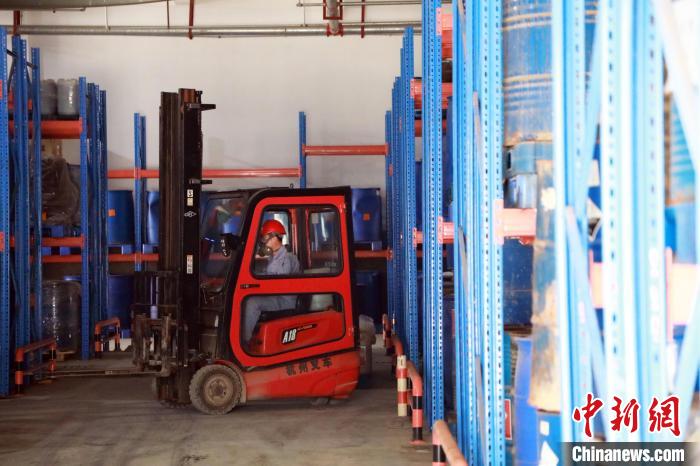 圖為甘肅省危險(xiǎn)廢物處置中心危險(xiǎn)廢物儲(chǔ)存庫(kù)?！∥航ㄜ?攝