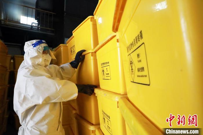 圖為工作人員搬運(yùn)醫(yī)療廢物專(zhuān)用周轉(zhuǎn)箱?！∥航ㄜ?攝