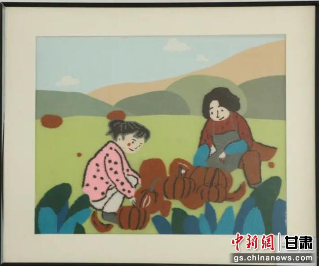 嘉峪關市新城鎮(zhèn)新城村農業(yè)產業(yè)園區(qū)內，母女兩人在摘南瓜。刺繡 馬艾米乃 繡稿 敬紅霞