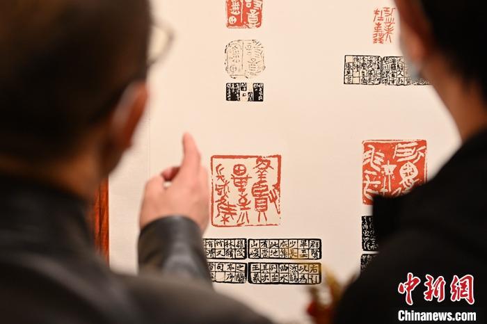 圖為甘肅蘭州，參展作品吸引參觀者。 中新社記者 李亞龍 攝