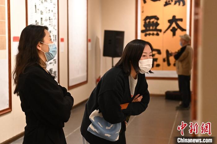 圖為甘肅蘭州，參展書法作品吸引參觀者。 中新社記者 李亞龍 攝