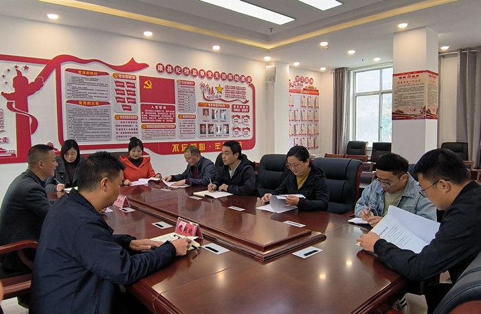10月19日，康縣紀委監(jiān)委組織部分班子成員，辦公室、信訪室、案管室、審理室、紀檢監(jiān)察室等相關(guān)工作人員開展黨的二十大報告專題討論。.jpg