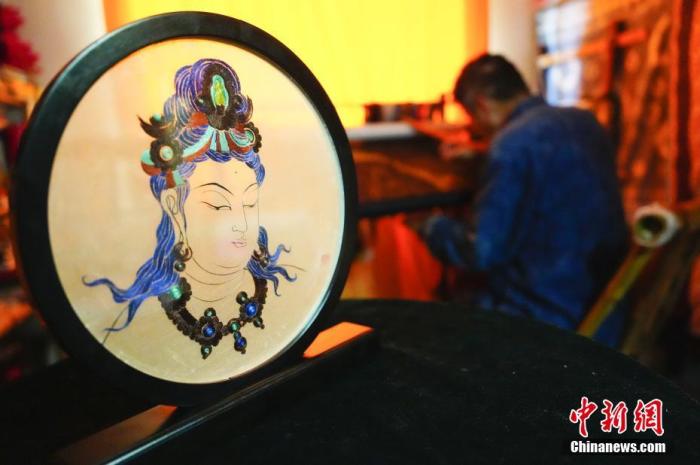 圖為劉云帆所創(chuàng)作的敦煌元素刺繡作品。 中新社發(fā) 謝秉錫 攝