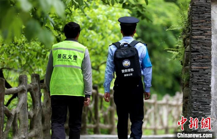 圖為民警背警務(wù)小包在轄區(qū)景區(qū)開展工作。(資料圖) 甘肅省公安廳供圖