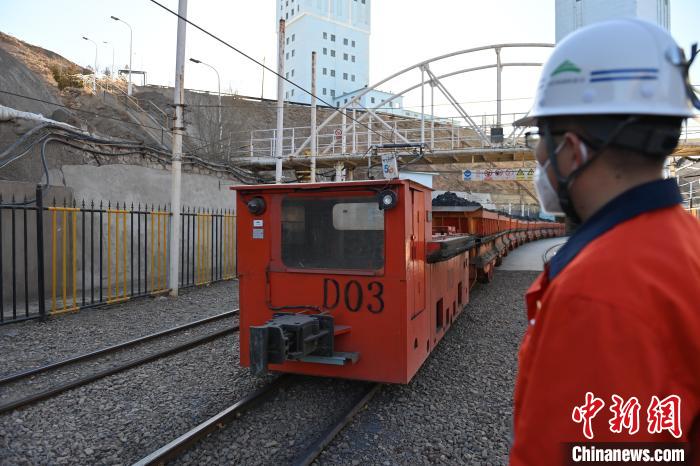 圖為工作人員正在觀察車輛運行情況?！±顏嘄?攝