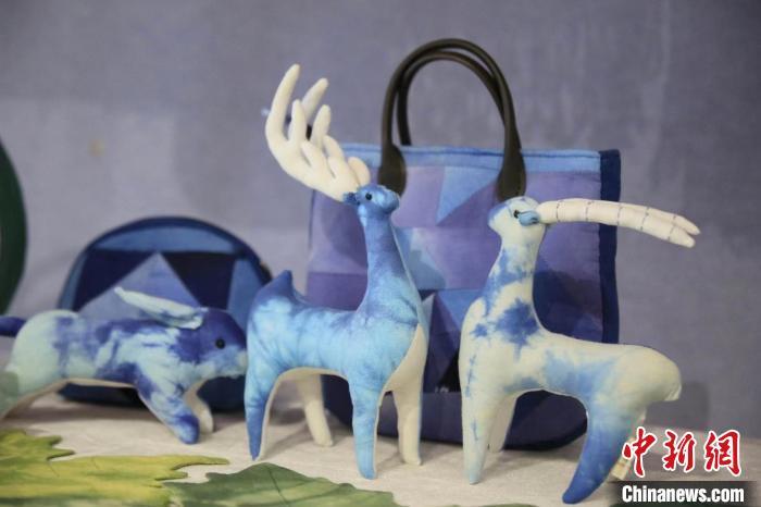 圖為許靜的非遺文創(chuàng)作品。(資料圖) 甘肅省非遺保護(hù)中心供圖