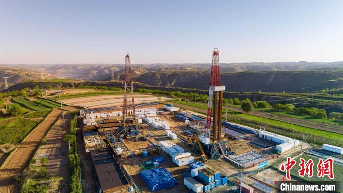 圖為中石油長(zhǎng)慶油田慶陽(yáng)華H60雙機(jī)組鉆井現(xiàn)場(chǎng)。(資料圖) 慶陽(yáng)市委宣傳部供圖