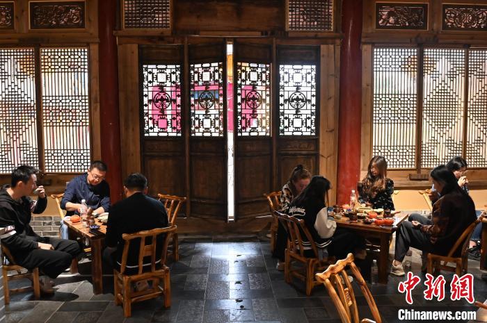 圖為甘肅天水市秦州區(qū)平南鎮(zhèn)蘇灣村民俗莊園內的“圍爐煮茶”網紅打卡點。(資料圖) 李亞龍 攝