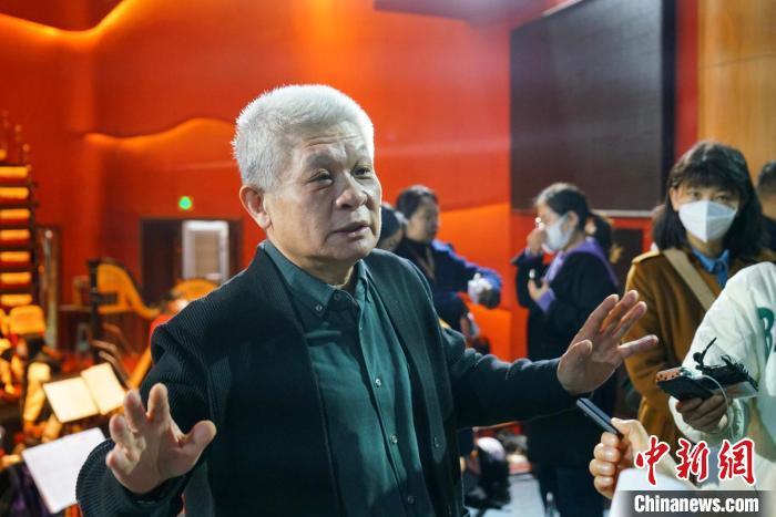 該劇導演蔣力向媒體介紹相關情況?！《∷?攝