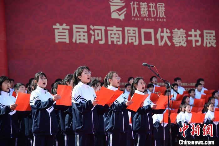 圖為學(xué)生們在開幕式上誦讀經(jīng)典?！×赫赵?攝
