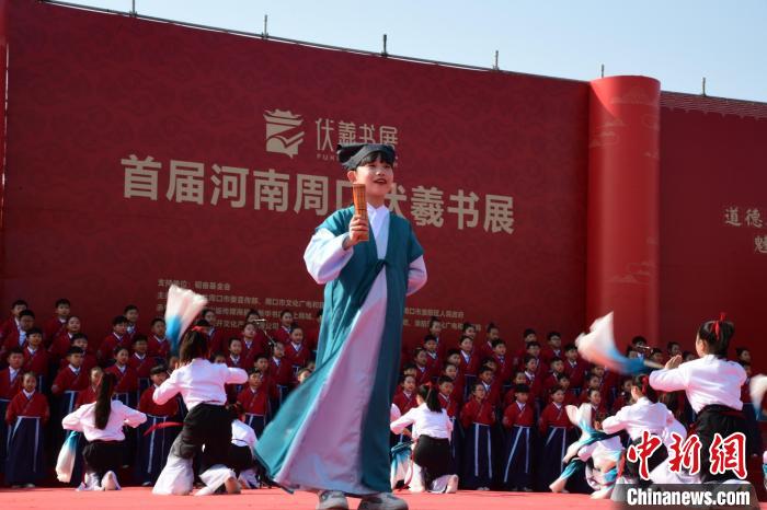 圖為學(xué)生們在開幕式上誦讀經(jīng)典?！×赫赵?攝