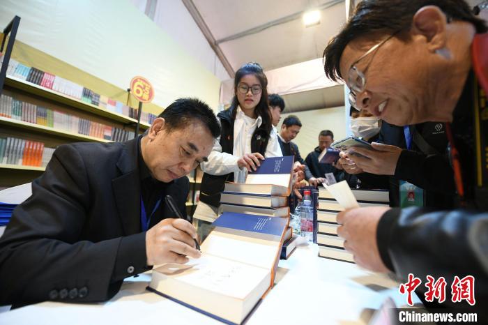 圖為作家王躍文現(xiàn)場簽名售書?！×赫赵?攝