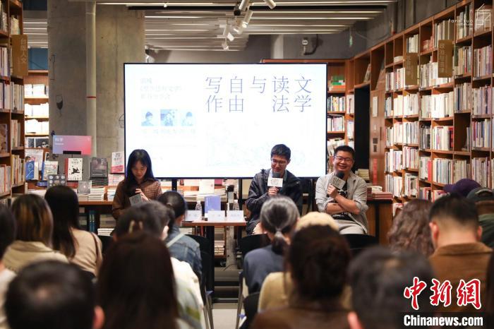 《至少還有文學(xué)》推出：在今天，我們?yōu)槭裁催€需要文學(xué)？