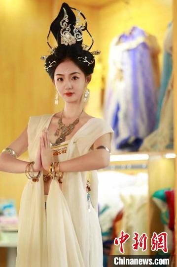 圖為身著“飛天裝”的敦煌大漠“逐舞者”奧楠。(資料圖) 敦煌市委宣傳部供圖