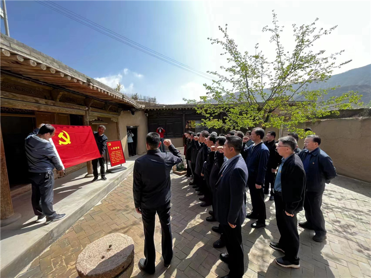 圖為臨夏州紀委監(jiān)委組織黨員干部在東鄉(xiāng)縣布塄溝黨史教育基地開展革命教育活動，賡續(xù)紅色血脈、汲取奮進力量、激發(fā)干事熱情。.png