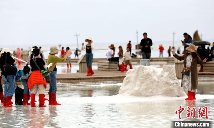 圖為游客在茶卡鹽湖拍照?！⊙Φ?攝