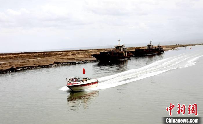 圖為茶卡鹽湖?！⊙Φ?攝