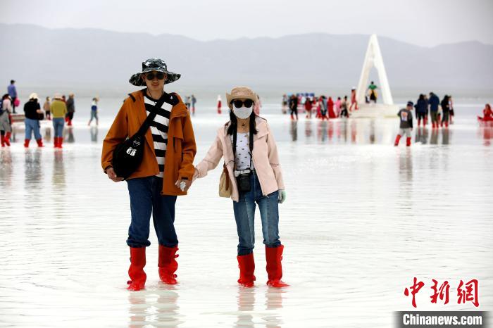 圖為游客在茶卡鹽湖之中?！⊙Φ?攝