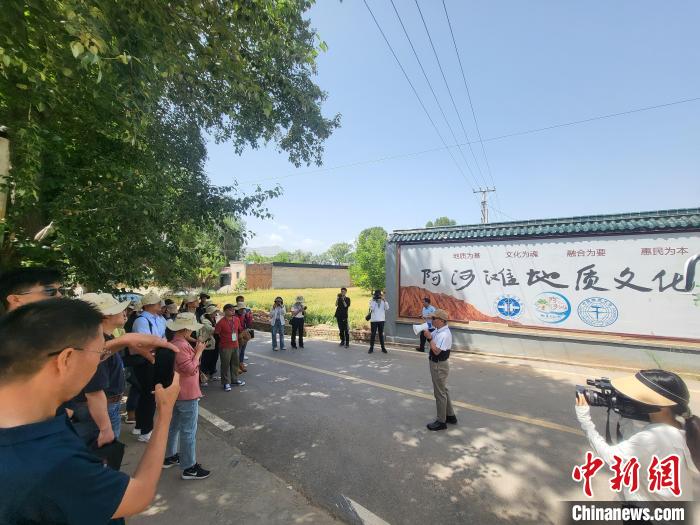 圖為中國(guó)地質(zhì)大學(xué)(北京)教授張緒教介紹村落情況?！『衍?攝