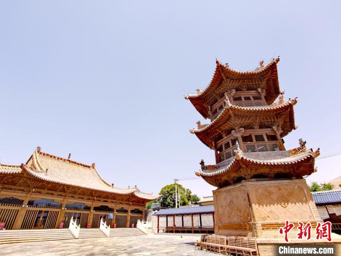 圖為阿河灘清真寺局部?！?zhí)砀?攝