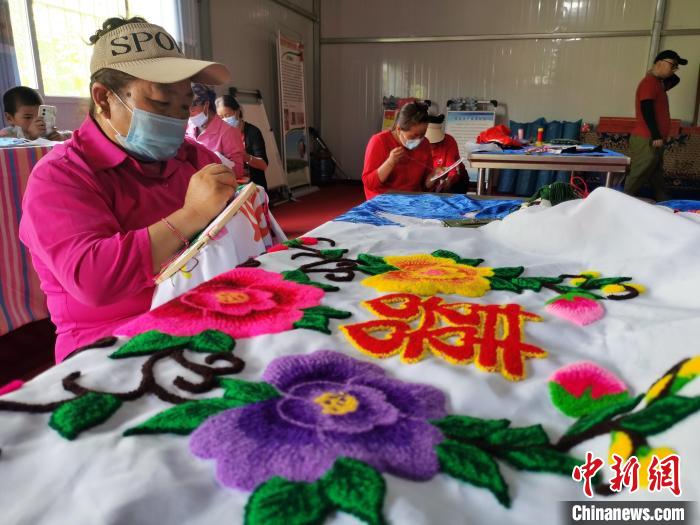 圖為婦女制作青繡。　張?zhí)砀?攝