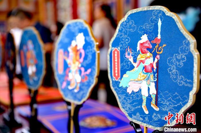 圖為唐卡延伸產(chǎn)品?！⊙Φ?攝