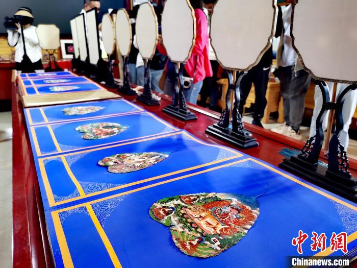 圖為唐卡延伸產(chǎn)品。　張?zhí)砀?攝