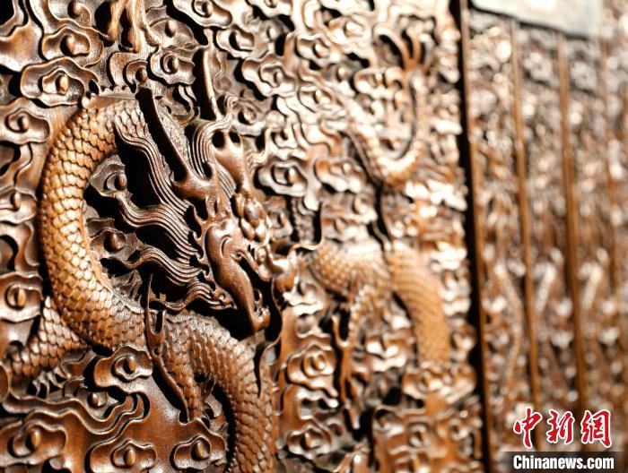 圖為青海永錄民俗博物館內(nèi)珍藏的中式家具細(xì)節(jié)展示?！⊙Φ?攝