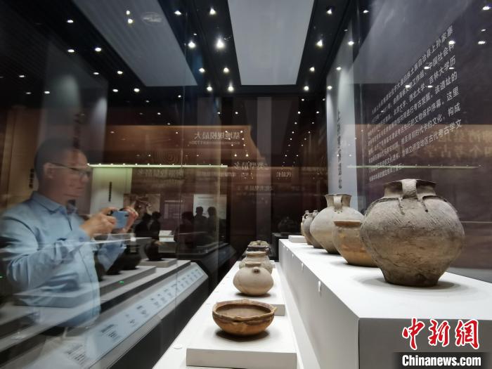 圖為河湟文化博物館展陳的陶器?！?zhí)砀?攝