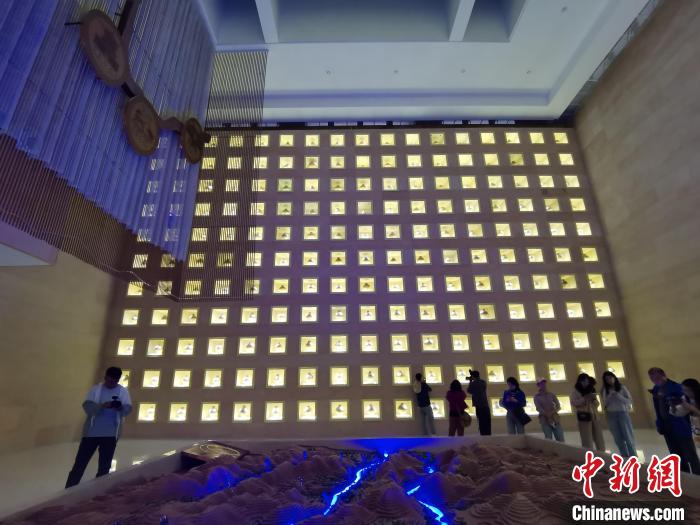 圖為河湟文化博物館序廳的左右彩陶墻放置的374件彩陶。　張?zhí)砀?攝