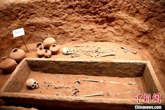 圖為河湟文化博物館復(fù)制展陳的墓葬及其彩陶陪葬品。　薛蒂 攝