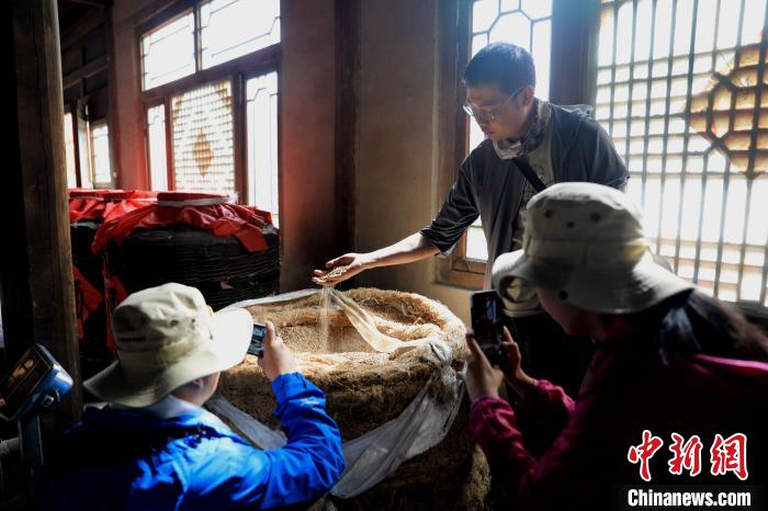 圖為青稞酒文化展示?！⊙Φ?攝